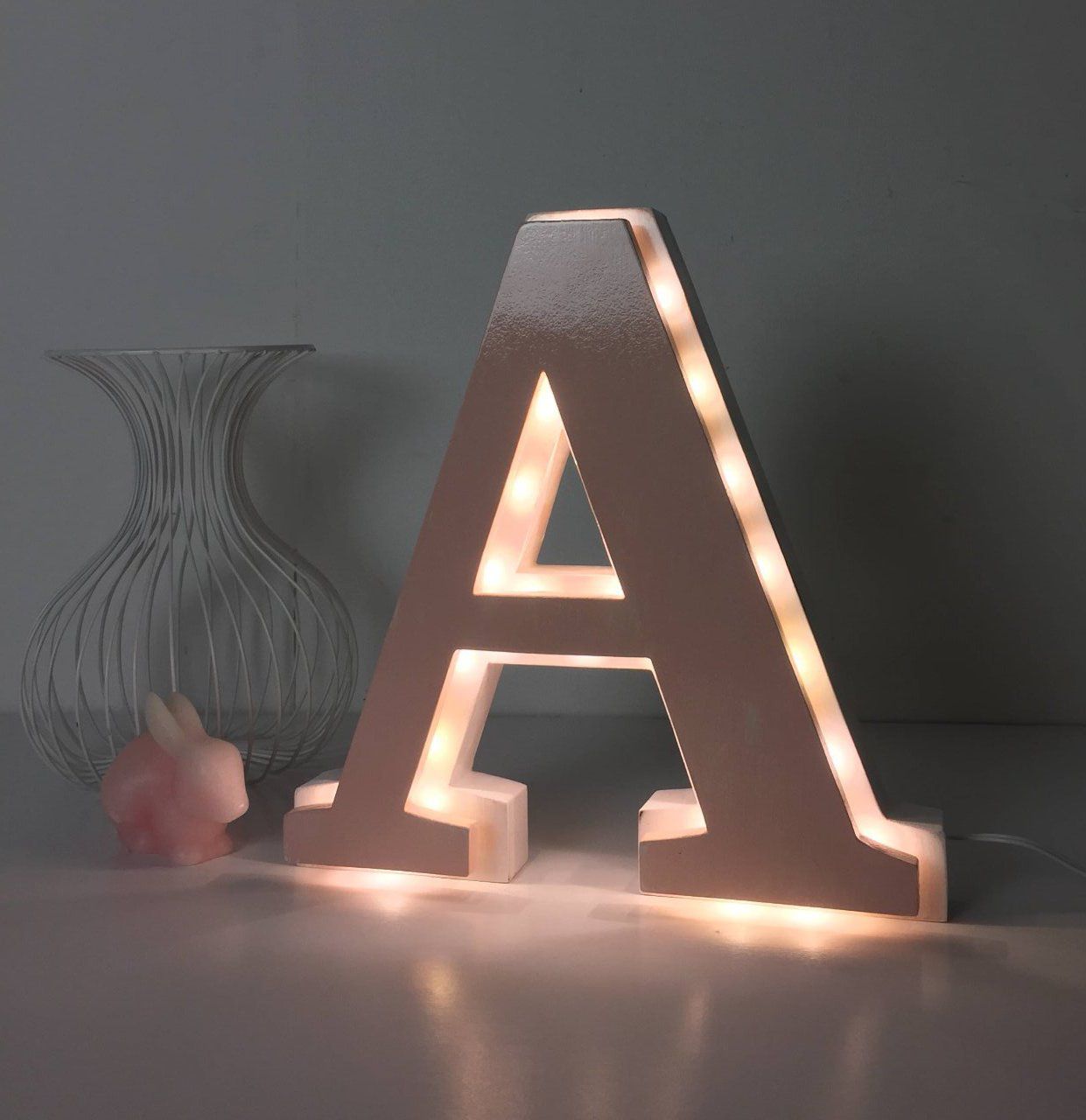 Lettre lumineuse à poser "A" patine légère.