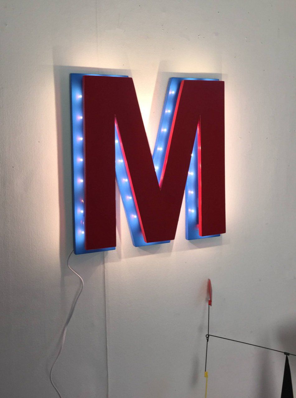 Lettre lumineuse "M" bicolore effet laqué ( Couleurs personnalisables).