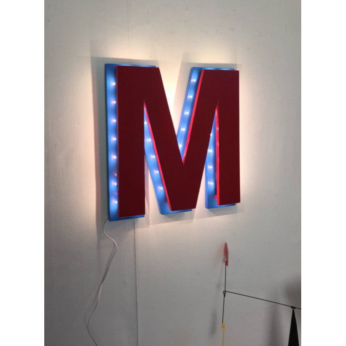 Lettre lumineuse "M" bicolore effet laqué ( Couleurs personnalisables).