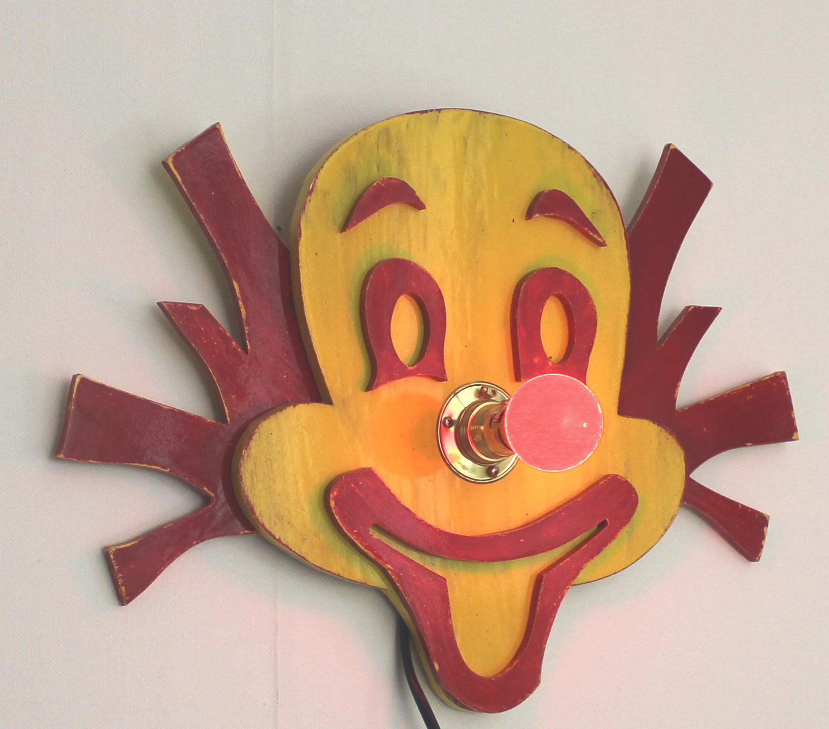 Lampe tête de clown en bois cirque rouge et jaune , chambre garçon , décoration industrielle