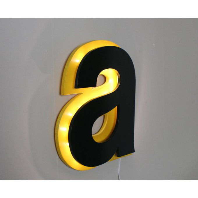 Lettre lumineuse "a" bicolore effet laqué vert anglais et jaune. 