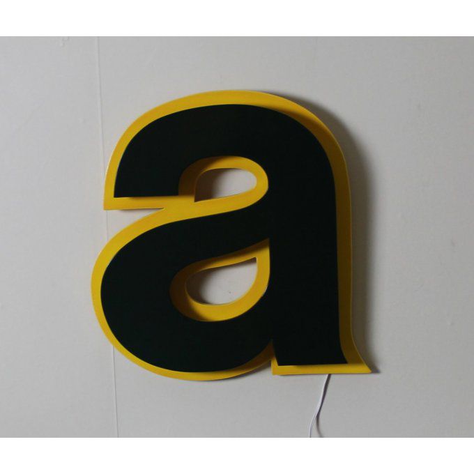 Lettre lumineuse "a" bicolore effet laqué vert anglais et jaune. 