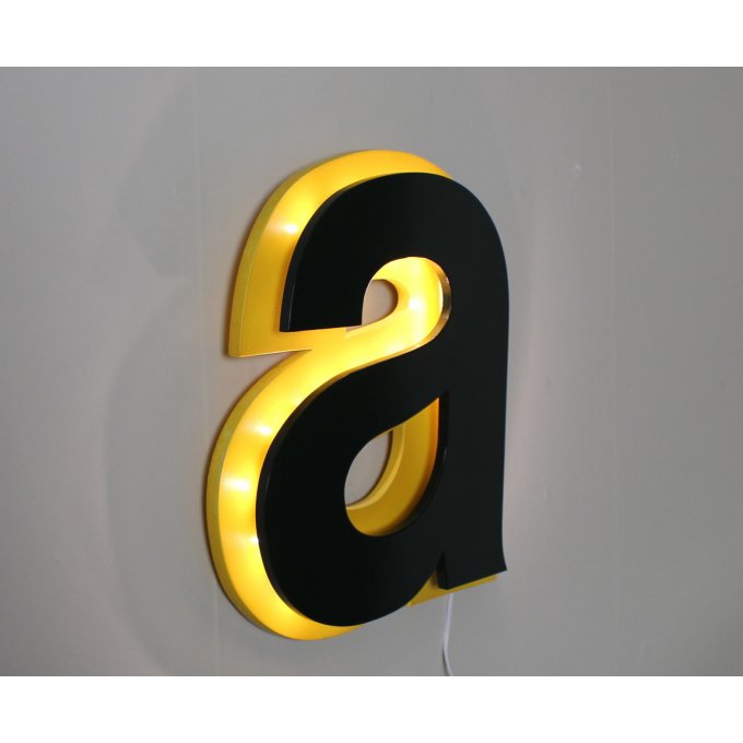 Lettre lumineuse "a" bicolore effet laqué vert anglais et jaune.