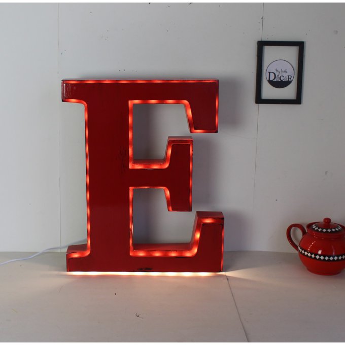 Lettre lumineuse géante " E" de 50 cm de hauteur,à poser couleur personnalisable.