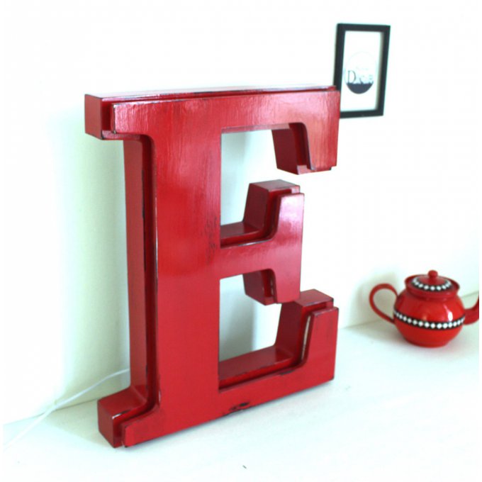 Lettre lumineuse géante " E" de 50 cm de hauteur,à poser couleur personnalisable.