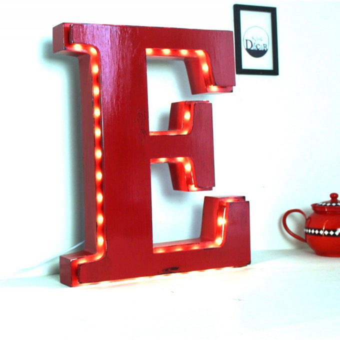 Lettre lumineuse géante " E" de 50 cm de hauteur,à poser couleur personnalisable.