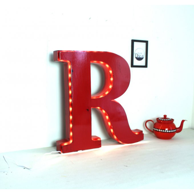 Lettre lumineuse géante R à poser de 50 cm de hauteur couleur personnalisable.