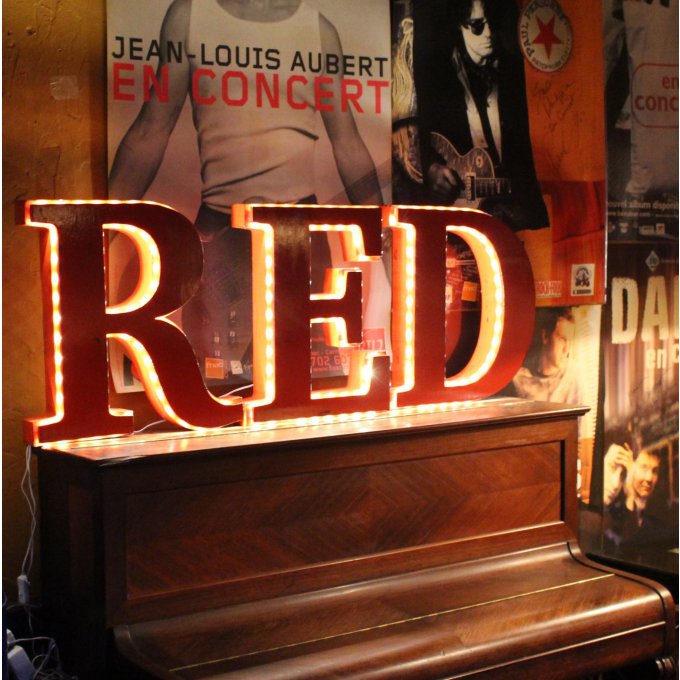 Lettre lumineuse géante R à poser de 50 cm de hauteur couleur personnalisable.