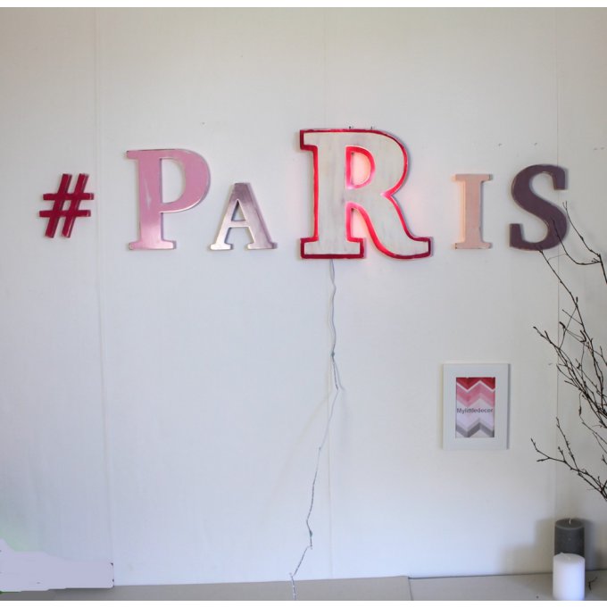 Mot géant avec une  lettre lumineuse PARIS tons roses.