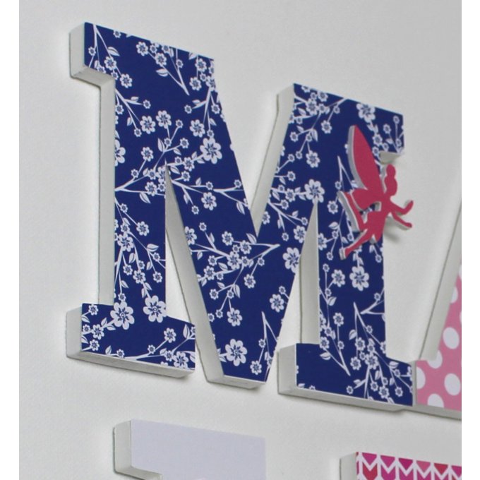 Lettres décoratives MAELLE tons bleus et roses.