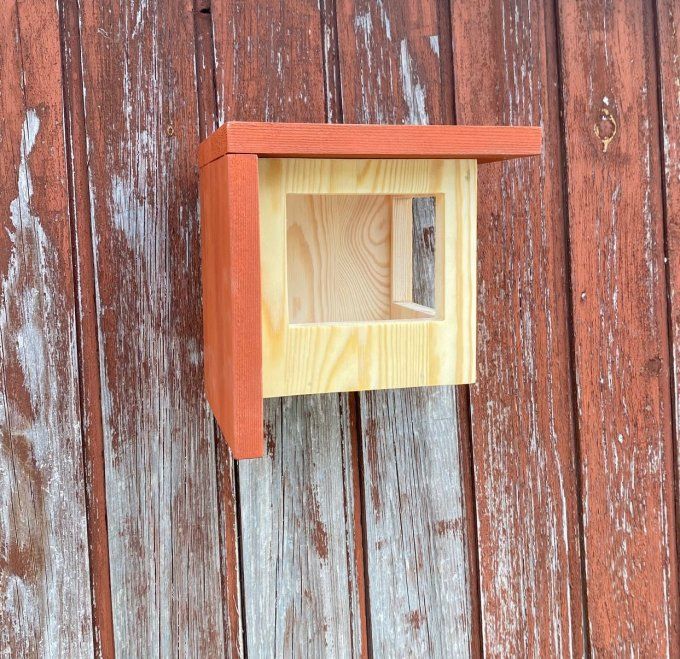 Mangeoire en bois pour oiseaux du jardin.