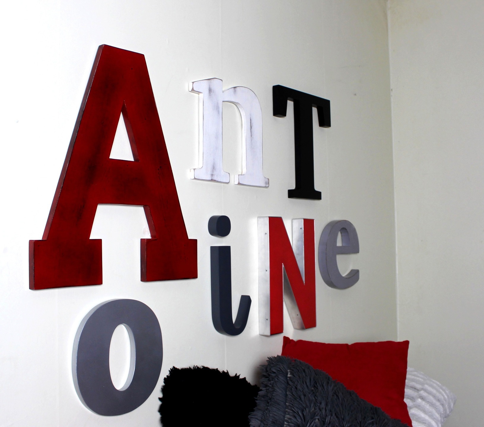 Prénom géant ANTOINE rouge, argent, noir - tête de lit industrielle -