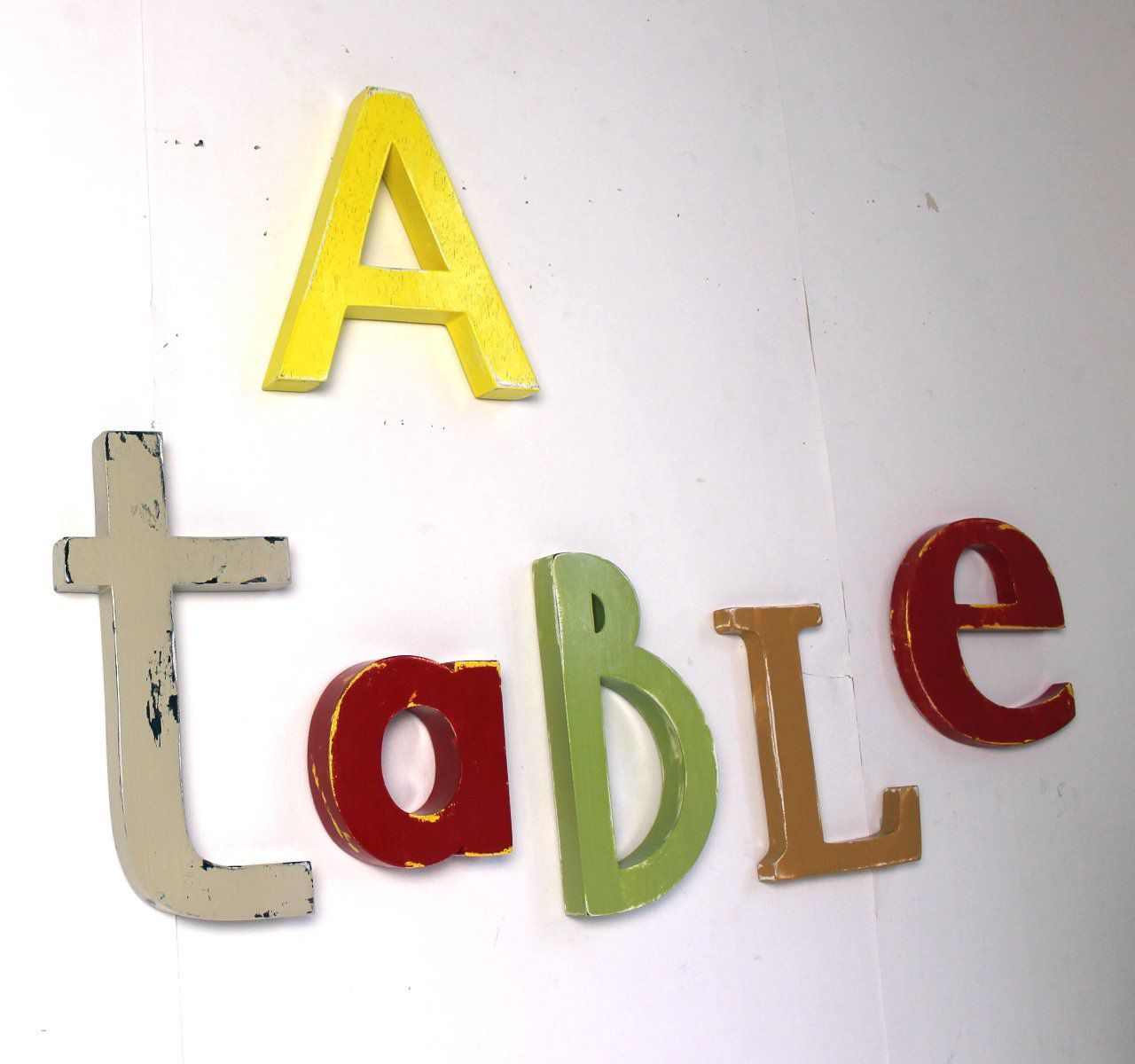 Lettres en bois " A TABLE "  taupe clair, jaune,rouge,vert kaki et marron.
