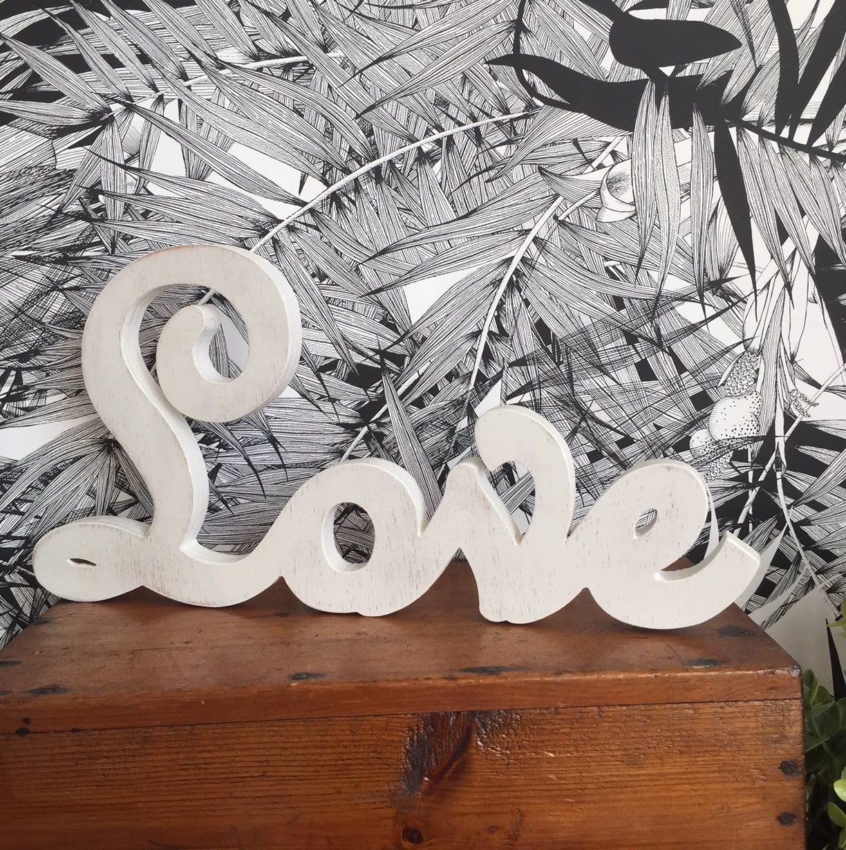 Mot en bois Love à poser ou accrocher blanc patiné.