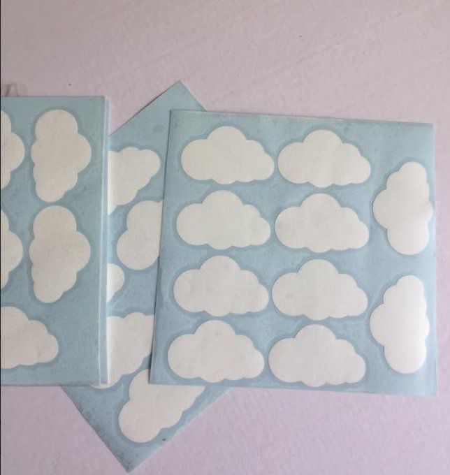 Lot de 80 stickers nuages blancs de 5 cm de largeur. 
