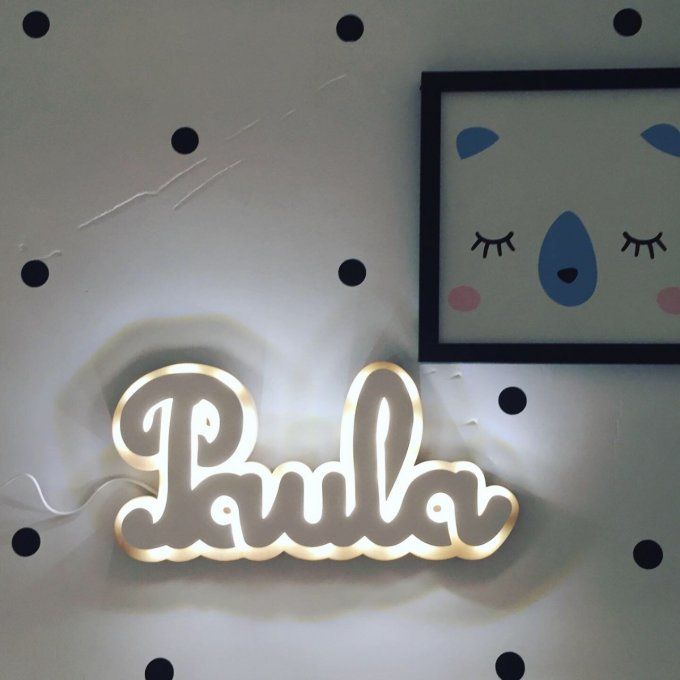 Prénom lumineux en bois.