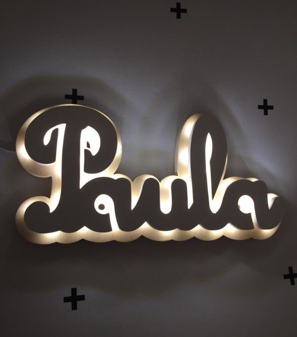 Prénom lumineux en bois.