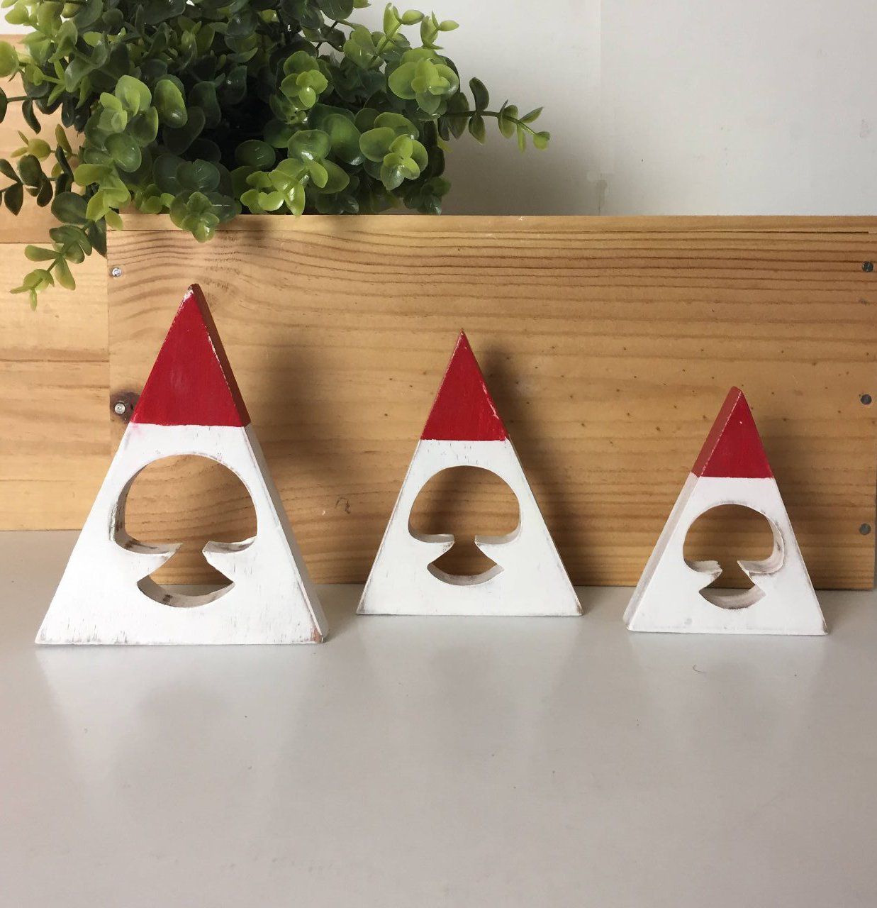 Lot de 3 pères Noël en bois blanc et rouge, patinés, vernis.