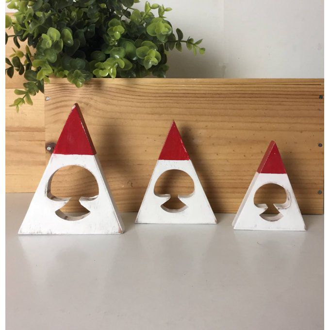Lot de 3 pères Noël en bois blanc et rouge, patinés, vernis.
