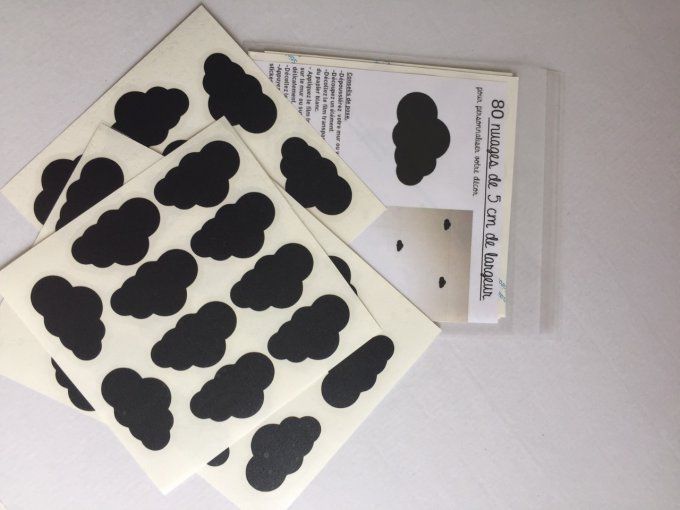 Lot de 80 stickers nuages noirs de 5 cm de largeur.