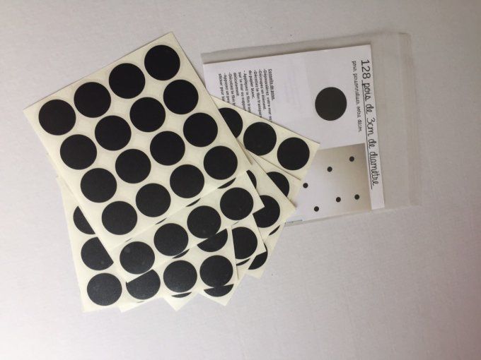 Lot de 128 stickers pois noirs de 3 cm de diamètre.