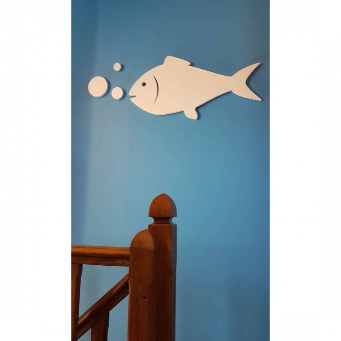 Poisson en bois géant avec ses bulles.