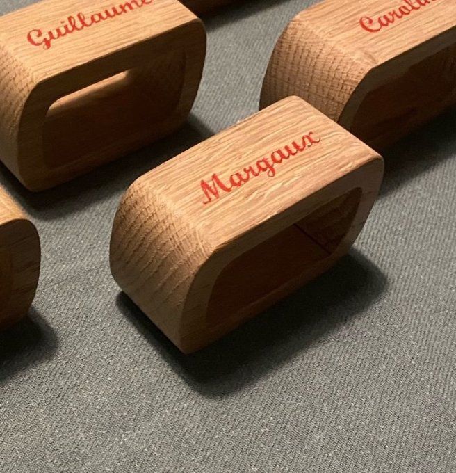 Porte-serviette en chêne massif personnalisé avec prénom.