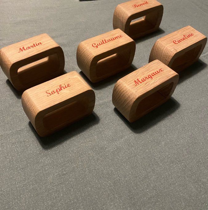 Porte-serviette en chêne massif personnalisé avec prénom.