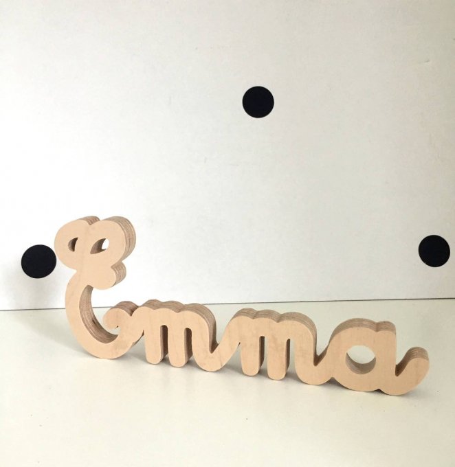Petit prénom Emma en finition naturelle.