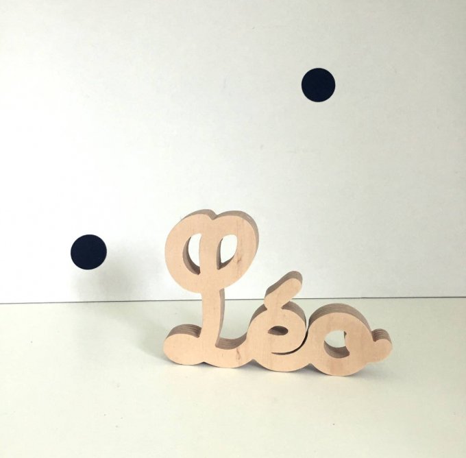 Petit prénom Léo en finition naturelle.