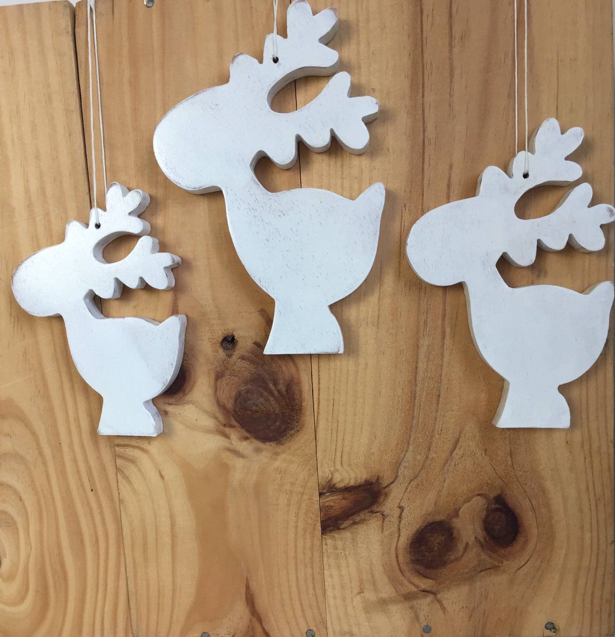 Lot de 3 rennes en bois blanc patiné verni à accrocher.