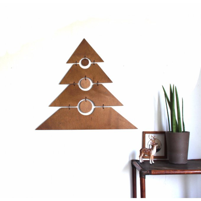 Sapin mural en bois.