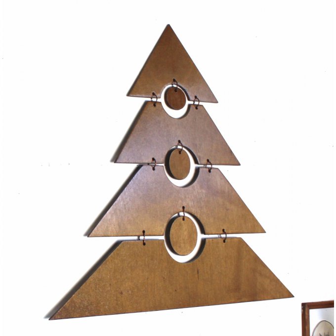 Sapin mural en bois.