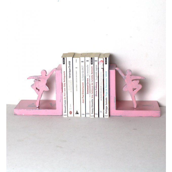 Lot de 2 serre-livres danseuses en bois rose patine marquée sur fond gris.