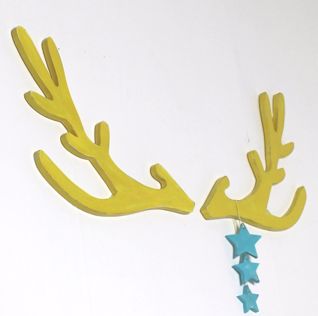 Trophée tête de cerf stylisé avec ses 3 étoiles.(couleurs personnalisables) 