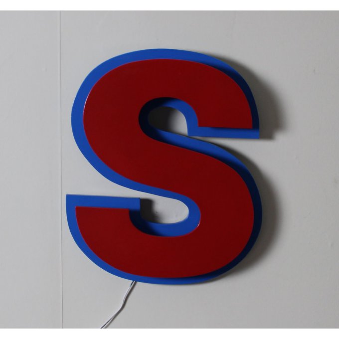 Lettre lumineuse "S" en stock bicolore effet laqué rouge et bleue.