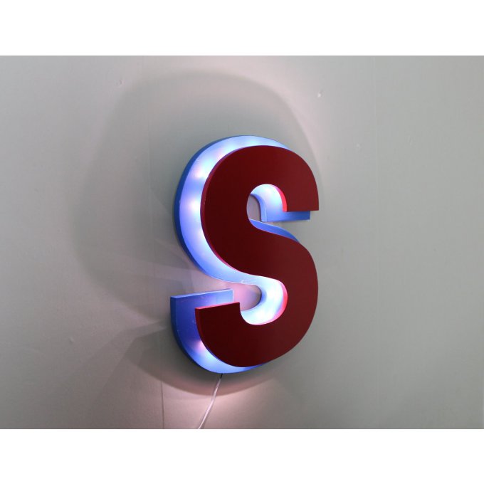 Lettre lumineuse "S" en stock bicolore effet laqué rouge et bleue.