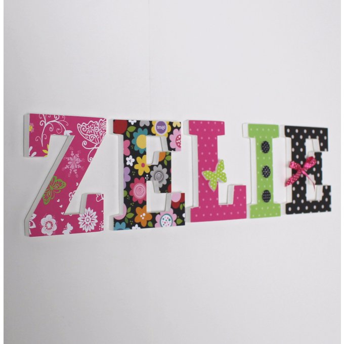 Lettres en bois Zélie noires et roses.