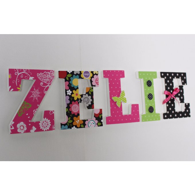 Lettres en bois Zélie noires et roses.