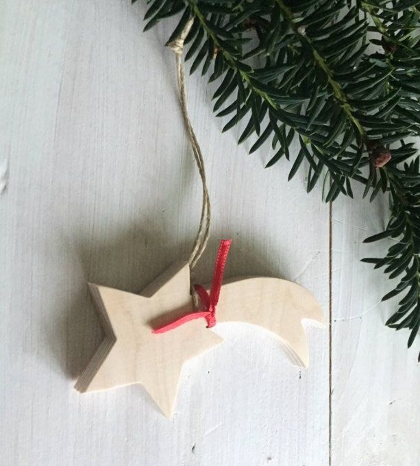 Etoile filante en bois à accrocher.