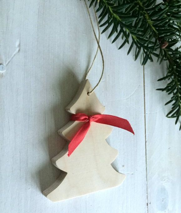 Sapin en bois à accrocher.