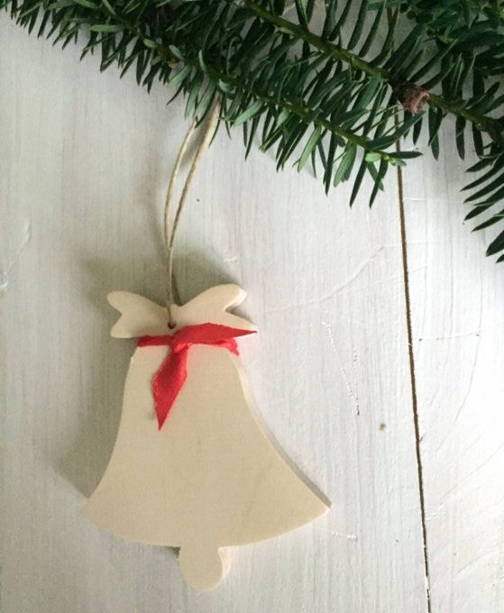 Cloche en bois à accrocher.