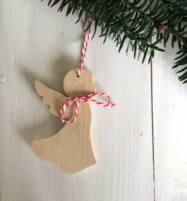 Ange en bois à accrocher avec fil de coton.