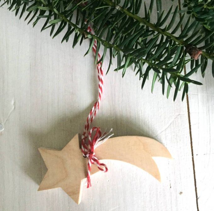 Etoile filante en bois à accrocher avec fil de coton.