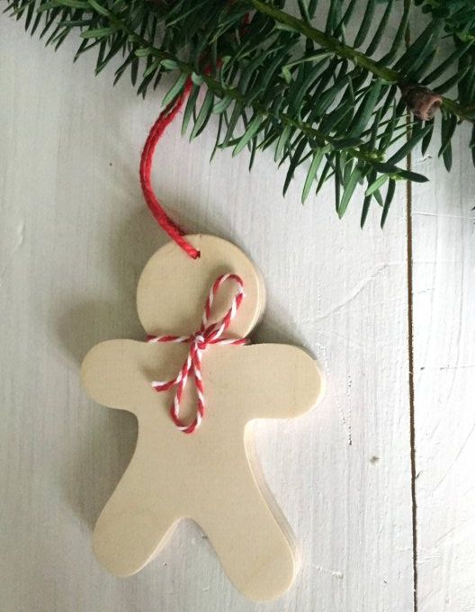 Bonhomme pain d'épices en bois à accrocher avec fil de coton.