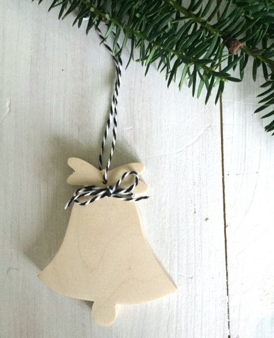 Cloche en bois à accrocher avec fil de coton.