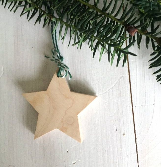Etoile en bois à accrocher avec fil de coton.