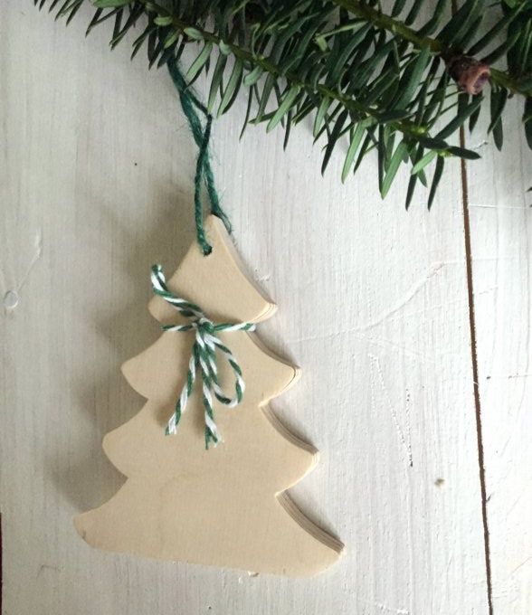 Sapin en bois à accrocher avec fil de coton.