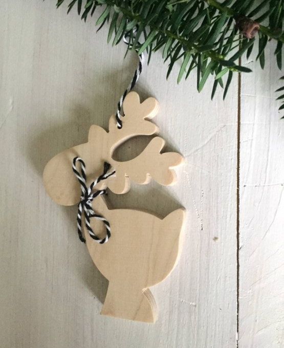 Renne en bois à accrocher avec fil de coton.