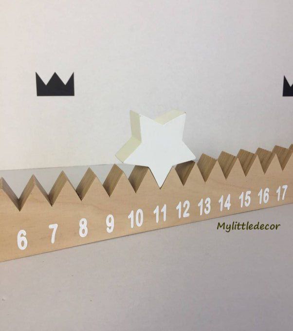 Calendrier de l'avent en bois naturel avec étoile.  